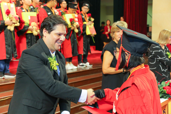 IELTS là chứng chỉ Anh ngữ quốc tế được đánh giá cao tại hầu hết các quốc gia trên thế giới hiện nay. Vì vậy, việc sở hữu sớm những chứng chỉ này với thành tích tốt sẽ mở ra nhiều cơ hội học tập và phát triển tương lai cho bạn trẻ.