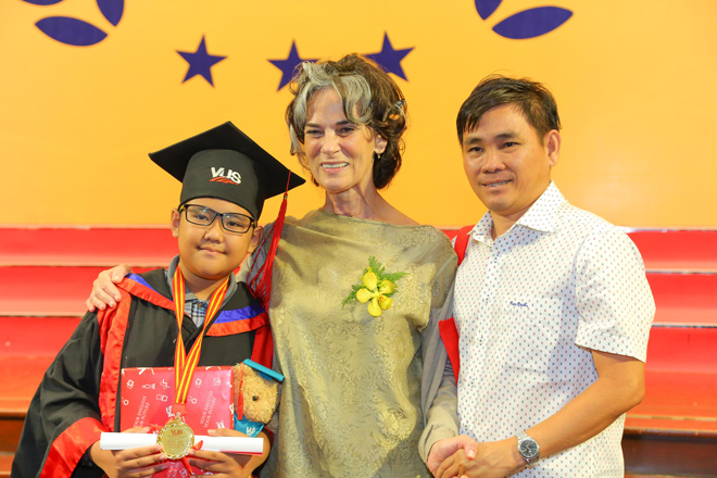 Hàng ngàn phụ huynh có mặt tại buổi Lễ không giấu được sự xúc động và tự hào. Thành quả các em có được hôm nay sẽ không thể trọn vẹn nếu thiếu đi sự đồng hành và hy sinh thầm lặng gia đình.