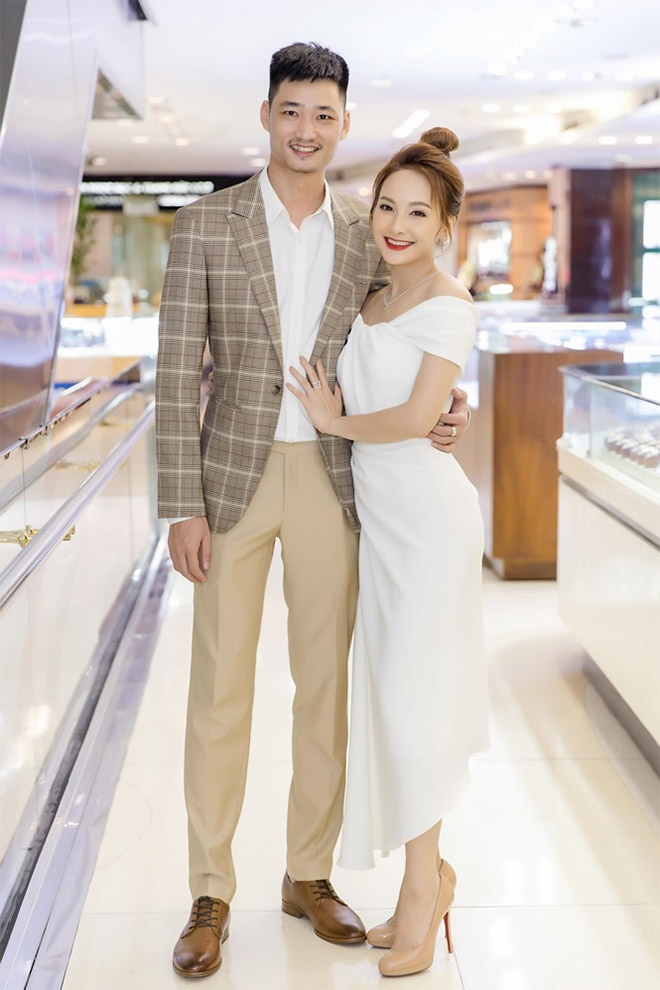 Chồng thường xuyên tháp tùng Bảo Thanh đi sự kiện. Ảnh: NVCC