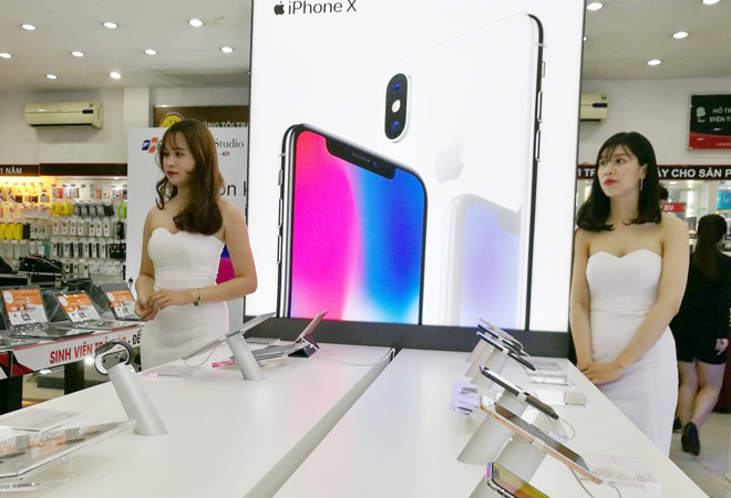 Hai người mẫu đứng tại quầy trưng bày nhân dịp iPhone X mở bán tại Việt Nam - Ảnh: Hải Đăng