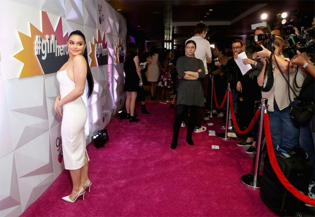Cô khoe đường cong với đủ kiểu váy bodycon.
