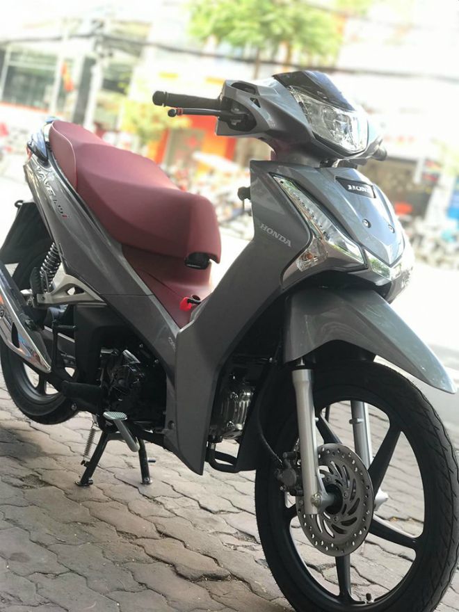 Đèn pha LED, vành đúc, phanh đĩa.