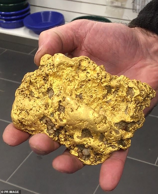 Cục vàng nặng 2kg ước tính có giá tới 2,7 tỷ đồng.