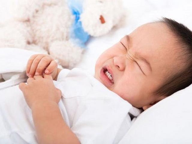 Sức khỏe đời sống - Trẻ kêu đau bụng, cha mẹ để ý dấu hiệu nguy hiểm này kẻo hối không kịp