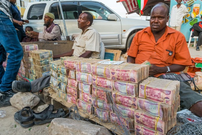 Somalia là quốc gia nằm ở vùng sừng châu Phi. Tại đây có một khu chợ buôn bán tiền duy nhất trên thế giới mang tên là chợ Hargeisa. Chợ này nằm ở Somaliland (nơi được quốc tế công nhận là vùng tự trị của Somalia). Sau khi đổi tiền, nhiều người cầm trên tay nhiều cọc tiền nặng trịch.