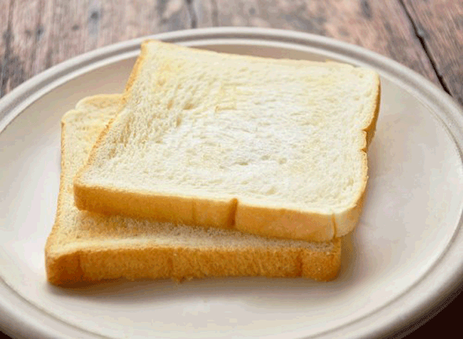 2. Bánh mì trắng: Theo Trung tâm Kiểm soát và Phòng ngừa dịch bệnh Hoa Kỳ, bánh mì và bánh cuộn là nguồn cung cấp natri hàng đầu trong chế độ ăn uống của người dân đất nước này. Natri có thể làm giảm lưu lượng máu đến bộ phận sinh dục, ảnh hưởng khả năng cương cứng và gây khó khăn trong việc đạt cực khoái. Các loại ngũ cốc tinh chế cũng có thể dẫn đến kháng insulin và tiểu đường, thu hẹp các động mạch, làm tăng nguy cơ rối loạn cương dương của nam giới.