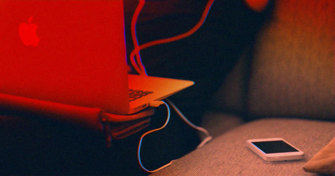 Hãy cẩn thận với các thiết bị Apple khi đang làm "chuyện ấy".