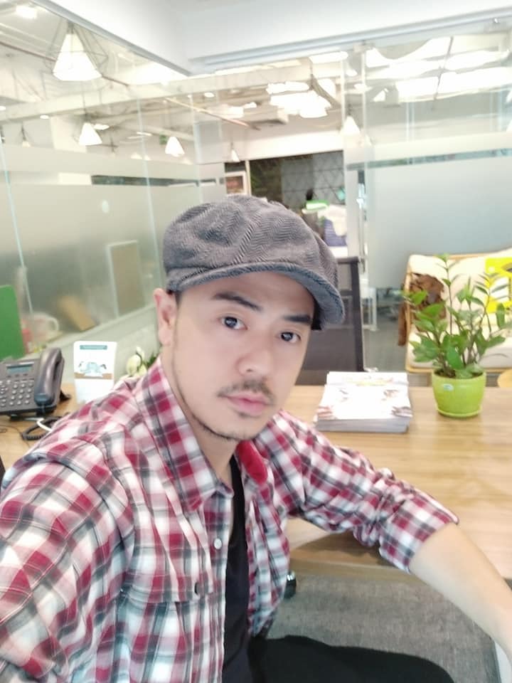 Khác xa với hình ảnh MC Tuấn Tú điển trai đời thường, Quốc trong phim "Về nhà đi con" có phong cách phong trần.