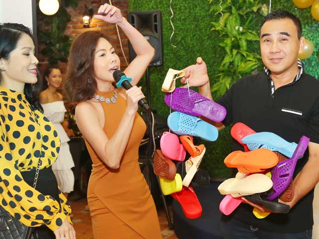 Đời sống Showbiz - "MC giàu nhất Việt Nam" được tặng 10 đôi dép tổ ong nhân dịp sinh nhật