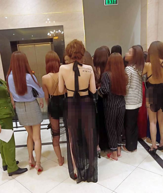 Nhiều nữ nhân viên trong trang phục “mát mẻ” phục vụ khách nam trong các phòng Vip của nhà hàng