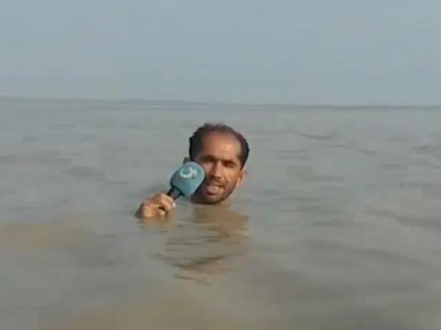 Media - Phóng viên lội trong nước lũ ngập đến tận cổ để đưa tin "gây sốt"