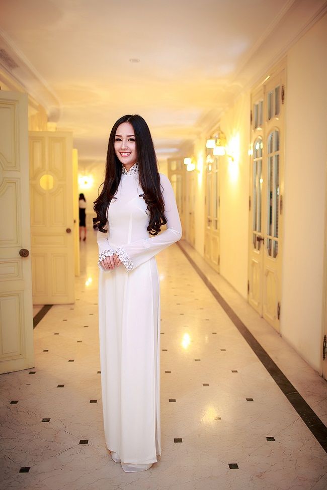 Người đẹp nhiều lần chinh phục chiếc áo dài trắng nhưng có lẽ đẹp nhất vẫn là thời điểm hiện tại khi khoác lên người thiết kế của Ngô Nhật Huy.