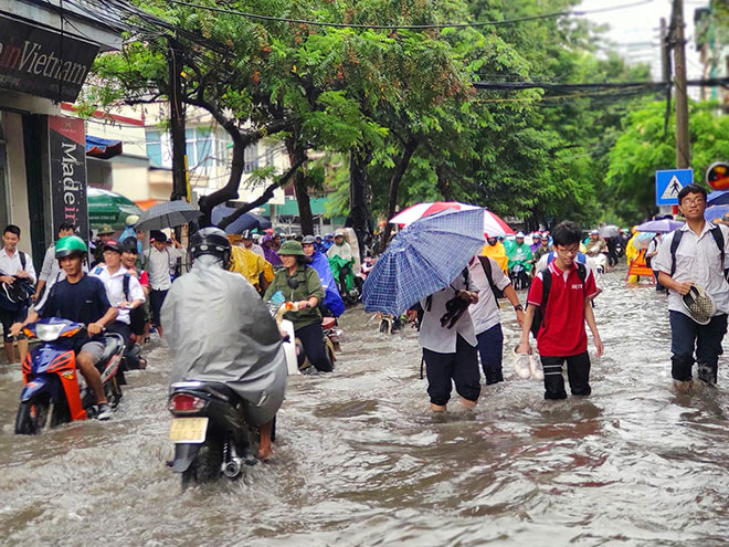 Cơn mưa lớn bất chợt đổ xuống Hà Nội lúc khoảng 15h ngày 30/7 khiến nhiều tuyến phố như Vũ Trọng Phụng, Nguyễn Tuân... rơi vào tình trạng ngập úng