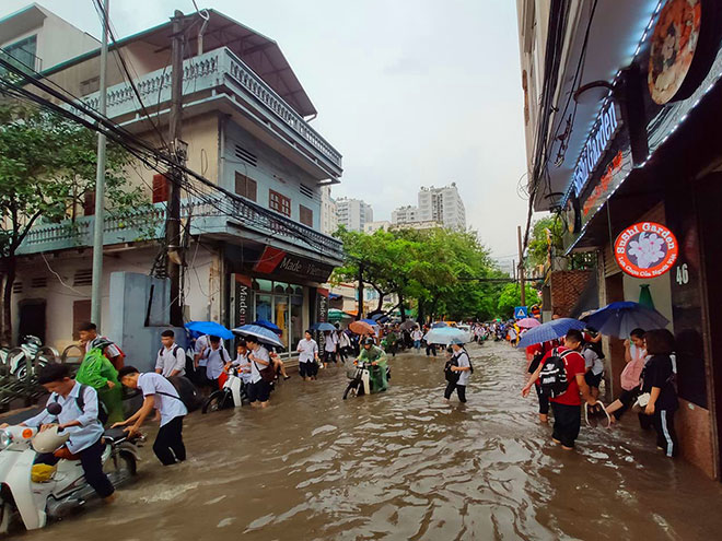Người dân sống trên đường Vũ Trọng Phụng cho biết, mưa nặng hạt dìm cả tuyến phố trong nước chỉ sau gần 1 tiếng đồng hồ.