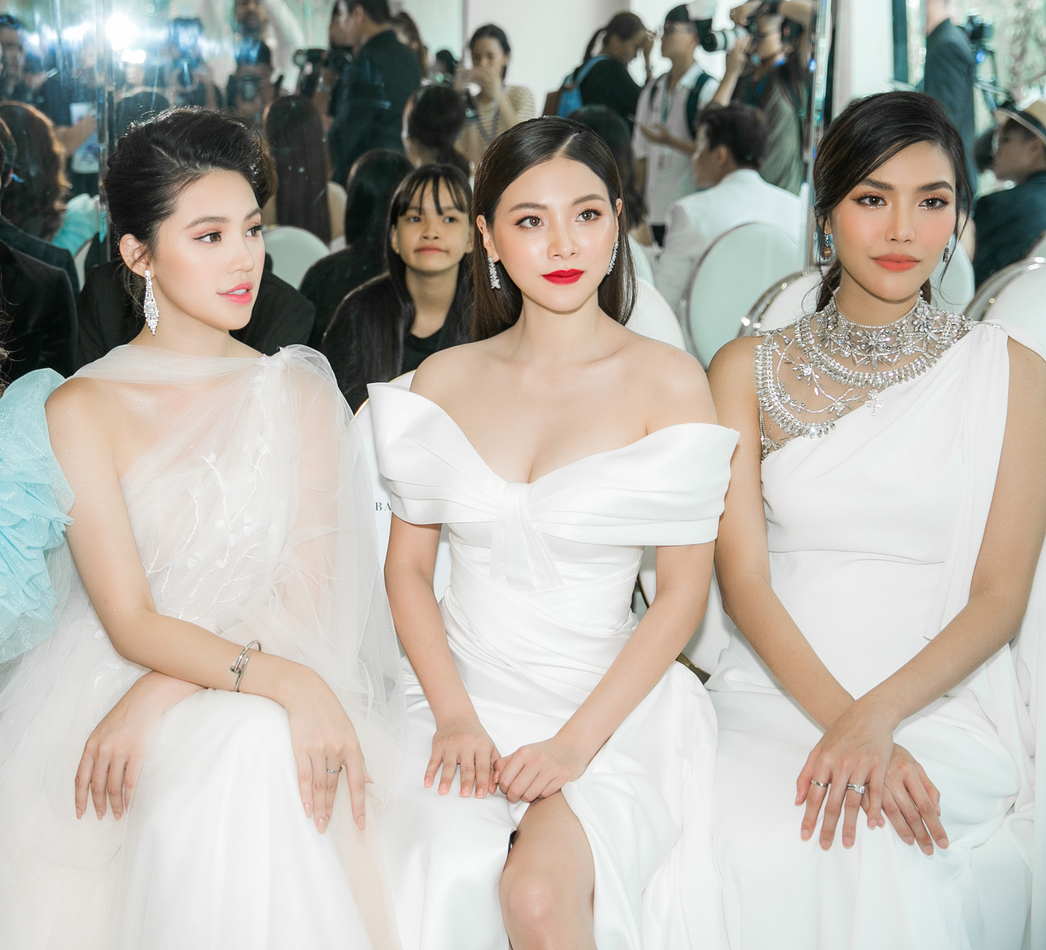 Jolie Nguyễn diện váy mỏng như sương, đọ sắc mỹ nữ đình đám Thái Lan ở Sài Gòn - 3