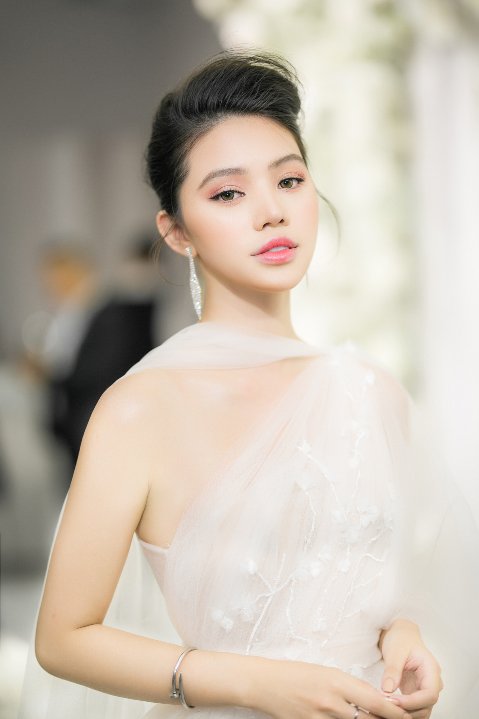 Jolie Nguyễn diện váy mỏng như sương, đọ sắc mỹ nữ đình đám Thái Lan ở Sài Gòn - 7