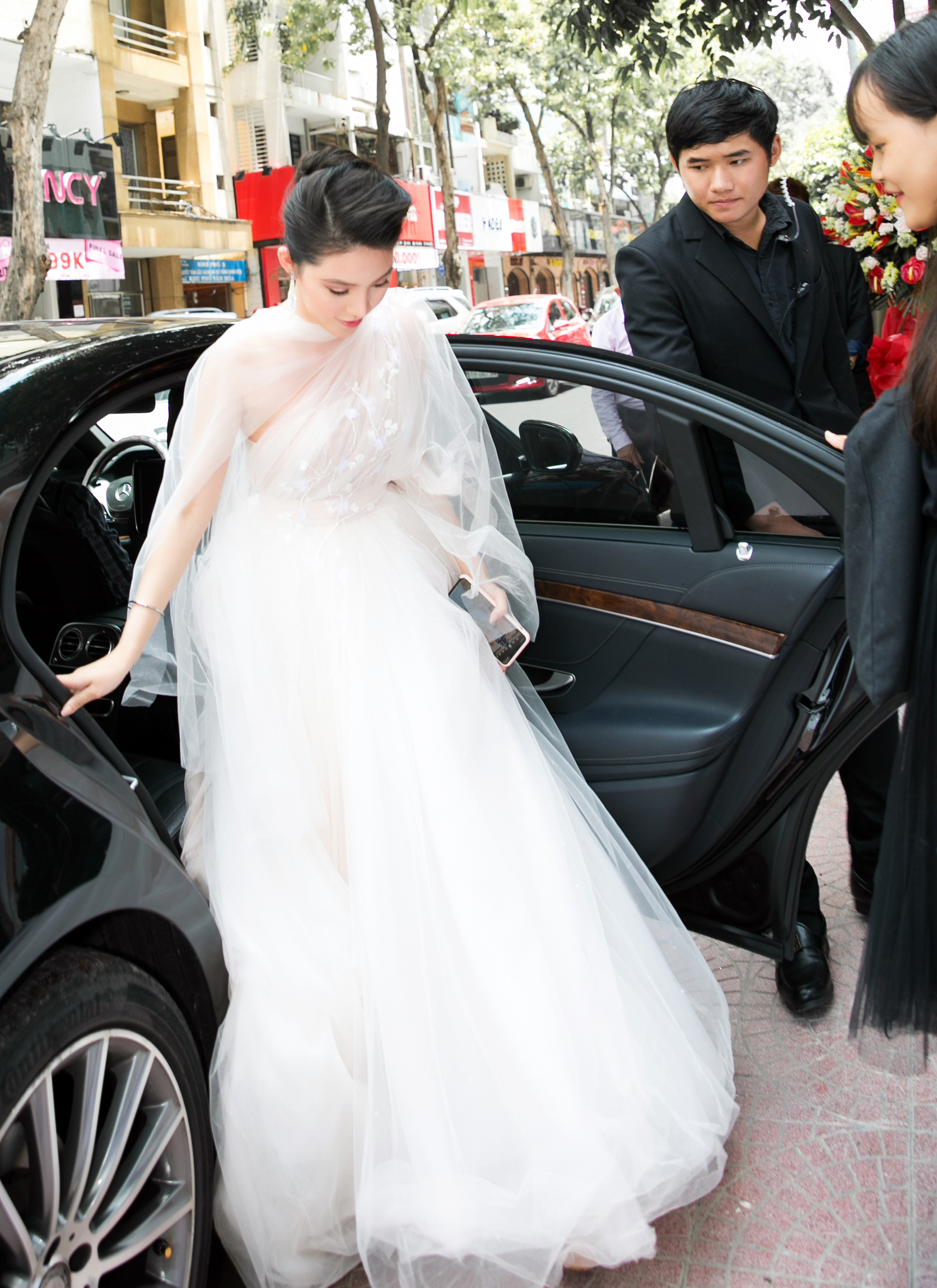 Jolie Nguyễn diện váy mỏng như sương, đọ sắc mỹ nữ đình đám Thái Lan ở Sài Gòn - 11