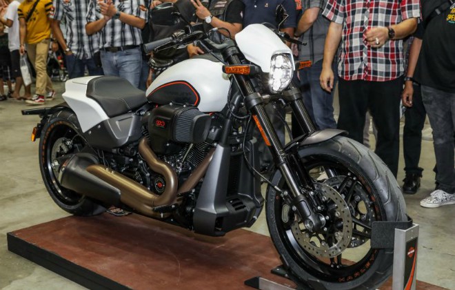Phái mạnh bủa vây 2019 Harley-Davidson FXDR 114.