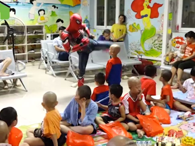 Tin tức trong ngày - Clip "người nhện" vào viện múa võ, bắn tơ, chơi với bệnh nhi ung thư