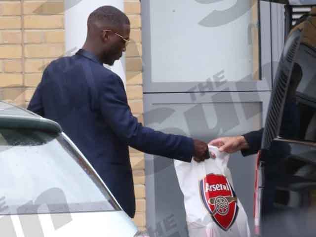 Pepe cùng chiếc túi có in logo Arsenal