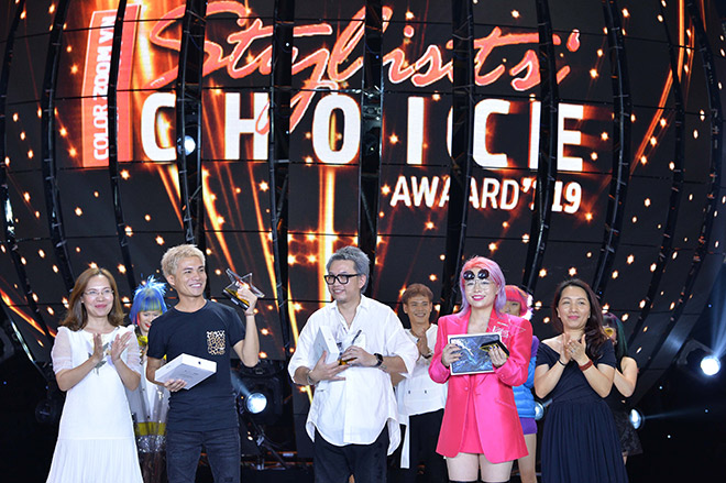 Các nhà tạo mẫu tóc đạt giải Color Zoom Stylists’ Choice Award ‘19 mẫu tóc được yêu thích nhất do nhà tạo mẫu tóc bình chọn lần lượt từ trái qua phải…