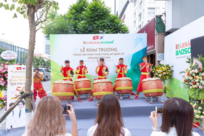 Chiều ngày 27/07, tại địa chỉ 52 Nguyễn Chí Thanh, sự kiện khai trương Trung tâm Thẩm mỹ Lienjang BaoSon đã diễn ra và thu hút được sự chú ý của rất nhiều khách hàng.
