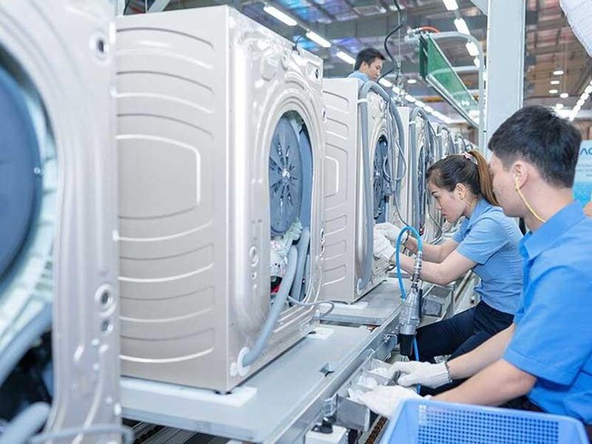 Sức ép cạnh tranh trên thị trường điện tử, điện lạnh… ngày càng khốc liệt. Ảnh: PHƯƠNG MINH