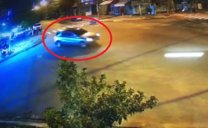 Ông T. lái ô tô hiệu Mercedes chạy vòng vòng giữa ngã tư sau khi đã uống say