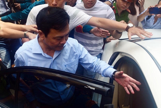 Ông Nguyễn Hữu Linh rời phiên tòa ngày 25/6. Ảnh: Tân Châu