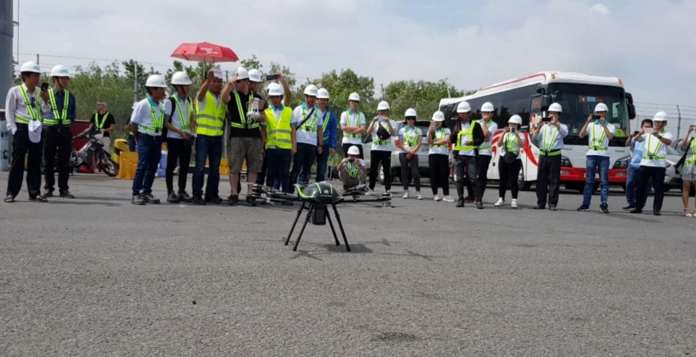 Các chuyên gia và đội ngũ cán bộ, kỹ sư thực hành bay khảo sát, đo vẽ tại khu vực cảng Cái Mép