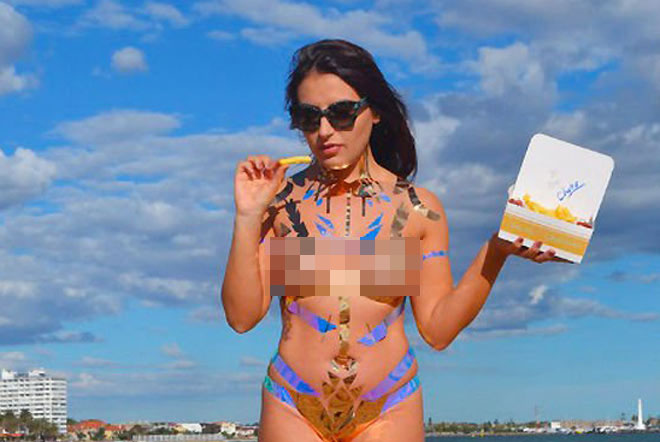 Deni Kirkova diện trang phục bikini bằng ni lông
