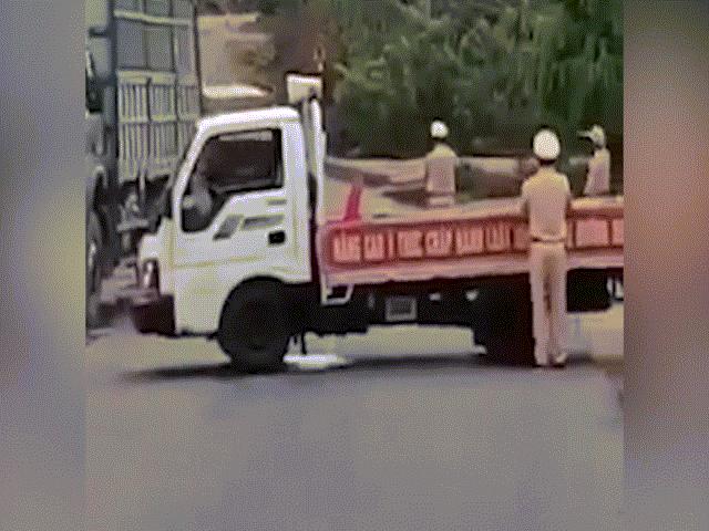 Tin tức trong ngày - Vụ tông vào tổ CSGT ở Gia Lai: Có xe xin "thế mạng"