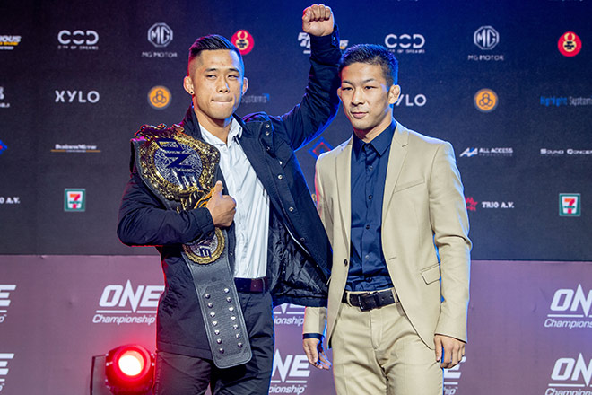 Martin Nguyễn (trái) đối đầu võ sĩ người Nhật Bản&nbsp;Koyomi Matsushima