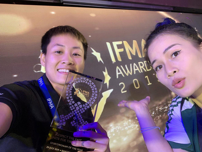 Bùi Yến Ly (bên trái) được vinh danh sau chức vô địch thế giới hạng 51kg 