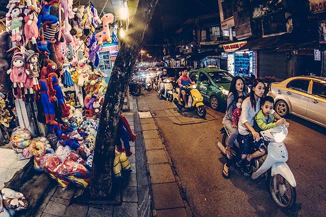 Thông thường mọi người sẽ đi mua sắm sau khi trời tắt nắng.


