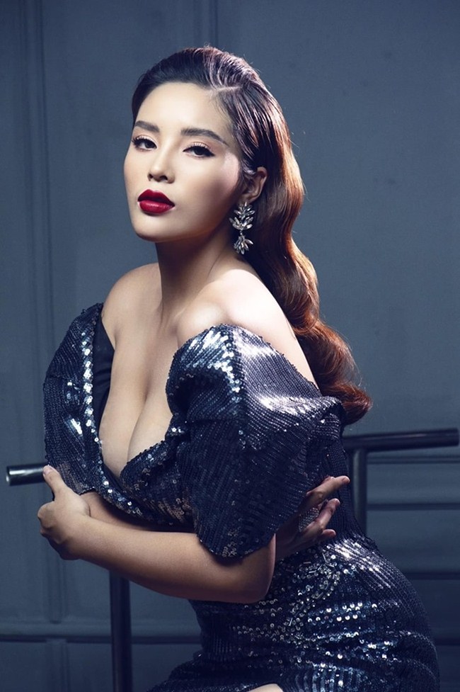 Kỳ Duyên là người đẹp tiếp theo mạnh dạn công khai chuyện nâng ngực, thậm chí cô còn livestream chia sẻ về bí quyết chọn size vừa vặn cho từng tạng người, kiêng kị ra sao và chi phí nâng ngực bao nhiêu.&nbsp;