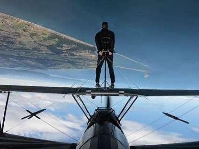 Media - Thót tim người đàn ông "đi bộ" trên cánh máy bay giữa không trung