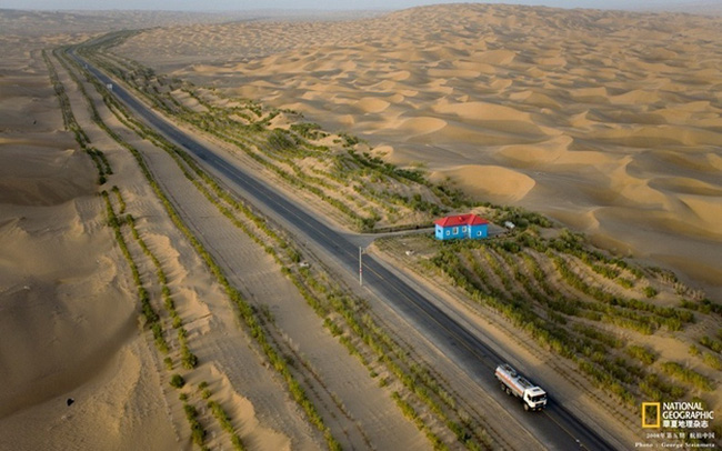 Đường quốc lộ xuyên qua sa mạc ở Trung Quốc.