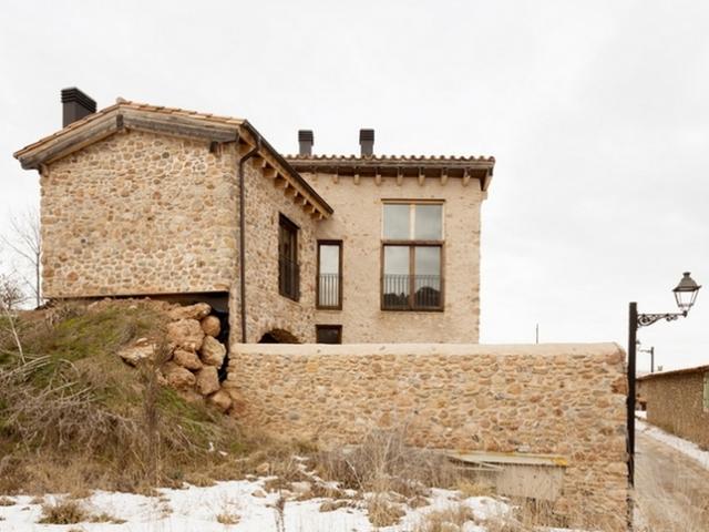 Kinh doanh - Ngỡ ngàng cả dòng họ bốn thế hệ sống trong “ngôi nhà tiền sử” chỉ gạch với đá