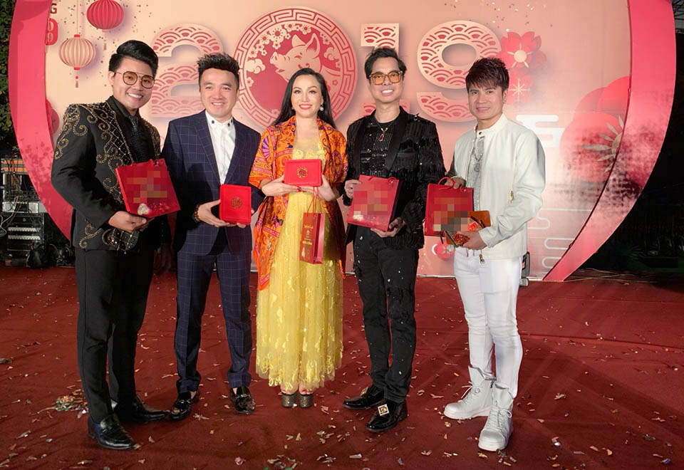 Ngọc Sơn tặng vàng cho các học trò