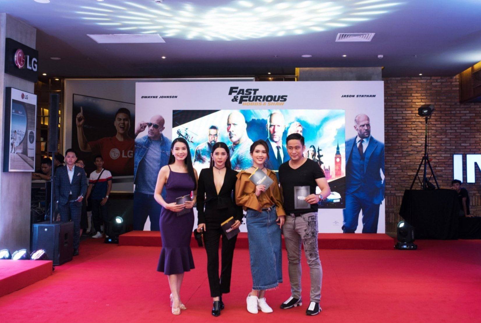 Bà xã của Minh Tiệp là
người mẫu Thùy Dương, từng lọt top 10 Hoa hậu Việt Nam 2010.
Hai vợ chồng nam diễn viên chênh lệch nhau 13 tuổi nhưng vẫn xứng
đôi vừa lứa. Nói về phần ngoại truyện của Fast & Furious,
nam diễn viên cho hay: "Xứng đáng là bộ phim bom tấn. Yêu gay cấn,
lúc rút súng ra thì gay và cấn hơn". Minh Tiệp còn hài hước bình
luận: "Tôi nín thở từ đầu đến cuối, hồi hộp suýt cầm nhầm cả
tay bạn bên cạnh".