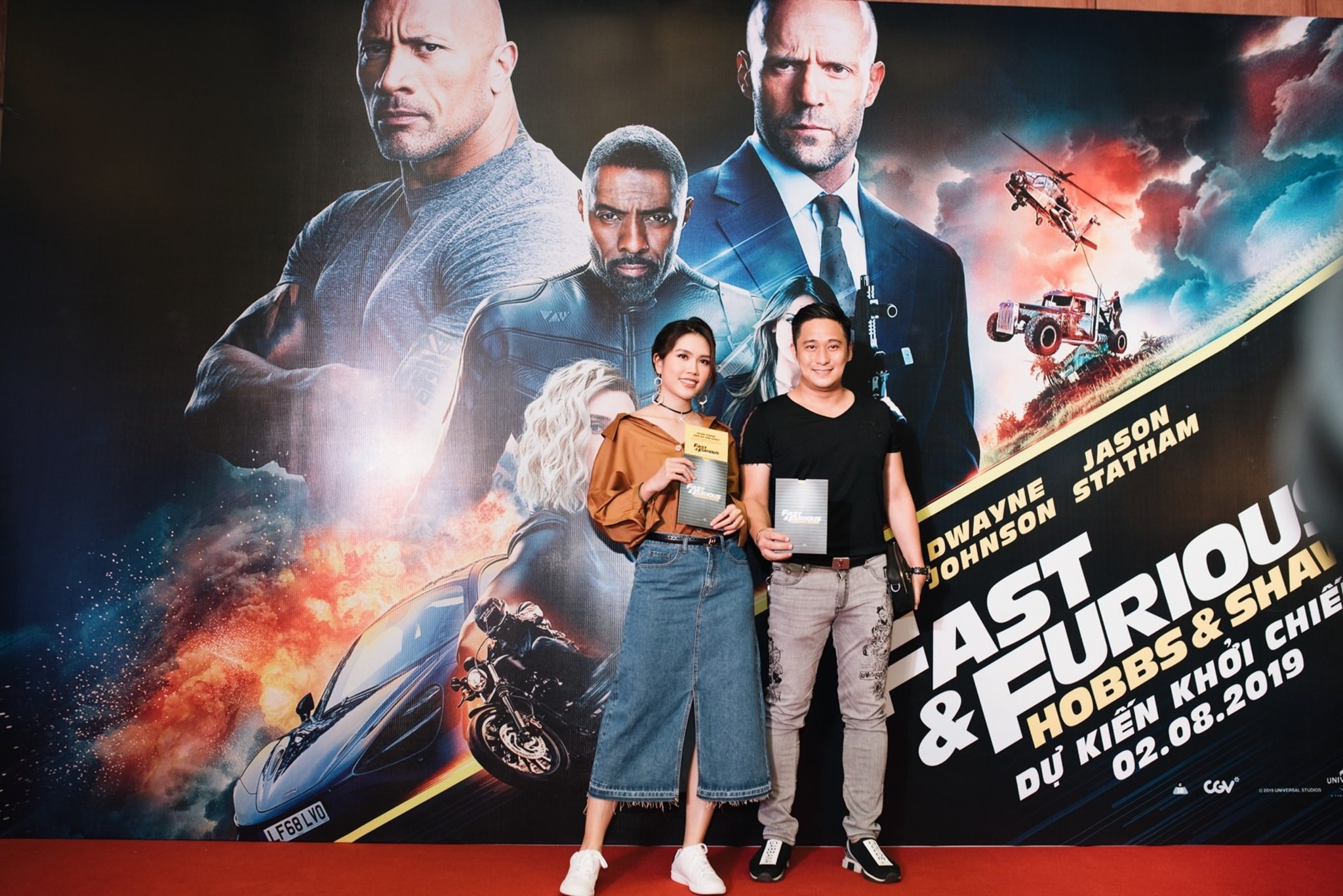 Lấy nhau nhiều năm, Minh Tiệp và Thùy
Dương chưa từng để xảy ra to tiếng lần nào. Cả hai rất hợp ý trong
cuộc sống, từ sở thích đến gu thời trang. Nam diễn viên cho biết:
"Tôi và bà xã thống nhất về gu thời trang là đầu
tiên. Đúng gu và chủ đề phim để chọn đồ diện trong ngày công
chiếu phim. Điều này rất quan trọng. Vì nếu là phim hoạt
hình thì mặc sinh động. Phim hành động thì mặc phủi và hầm hố. Nói
chung theo chủ đề phim, và cố gắng phải liên quan với nhau. Và cũng
rất vui và may là lần nào cũng liên quan với nhau. Hai vợ
chồng đi mua đồ thì sẽ theo ý thích của mình chứ không có sự
áp đặt của đối phương".