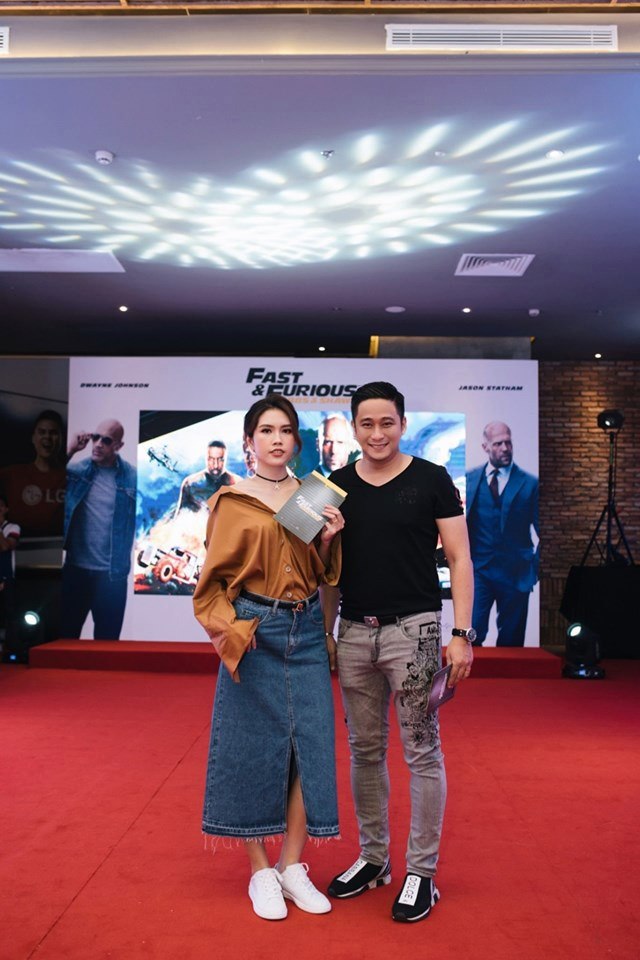 Nam diễn viên Minh Tiệp - "Vũ mặt
sắt" của Quỳnh búp bê - cùng bà xã Thùy Dương đi xem phim. Minh
Tiệp cho biết, anh và vợ phải "trốn con" đi. "Hôm qua, cô con
gái dỗi vì thường ngày đi chơi đâu bố mẹ cũng đưa đi
cùng. Cả tôi và bà xã phải giải thích mãi, rằng đây là phim người
lớn, bạn ý mới chịu ở nhà. Sau đó đưa bạn ý sang bà ngoại và
hai vợ chồng trốn thôi" - nam diễn viên chia sẻ.