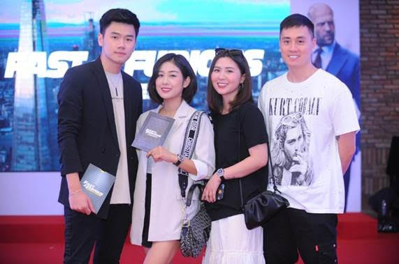 Buổi họp báo còn có sự góp mặt của 2
cặp ông bố - bà mẹ bỉm sữa nổi tiếng nhất MXH: Kiên Hoàng – Heo Mi
Nhon & Trang Lou – Tùng Sơn