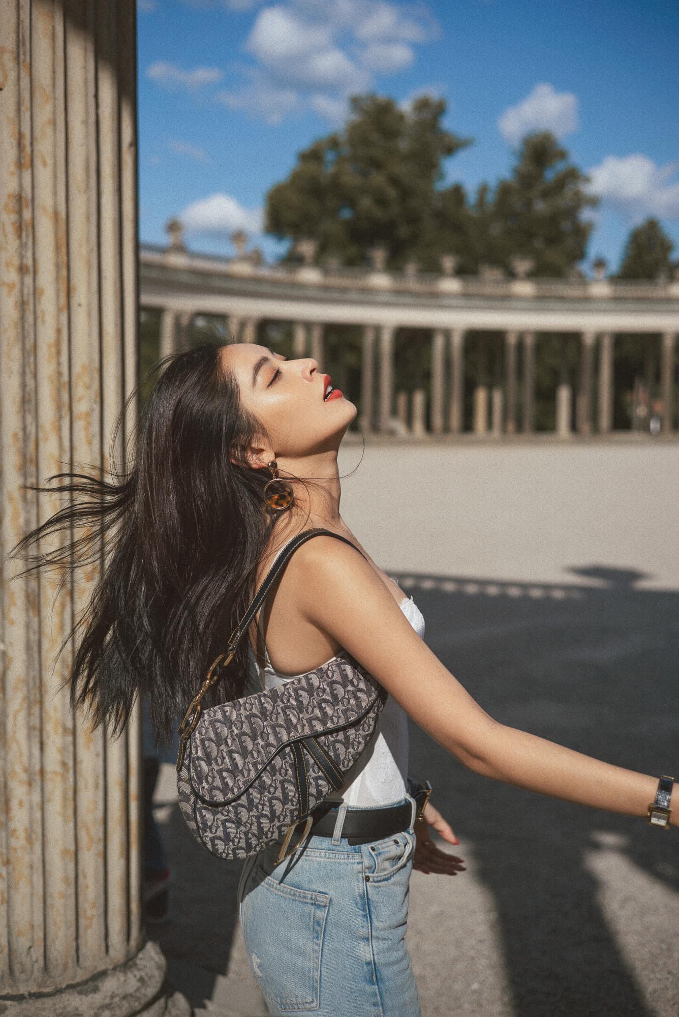 Người đẹp đeo túi của Dior có giá gần 70 triệu đồng.