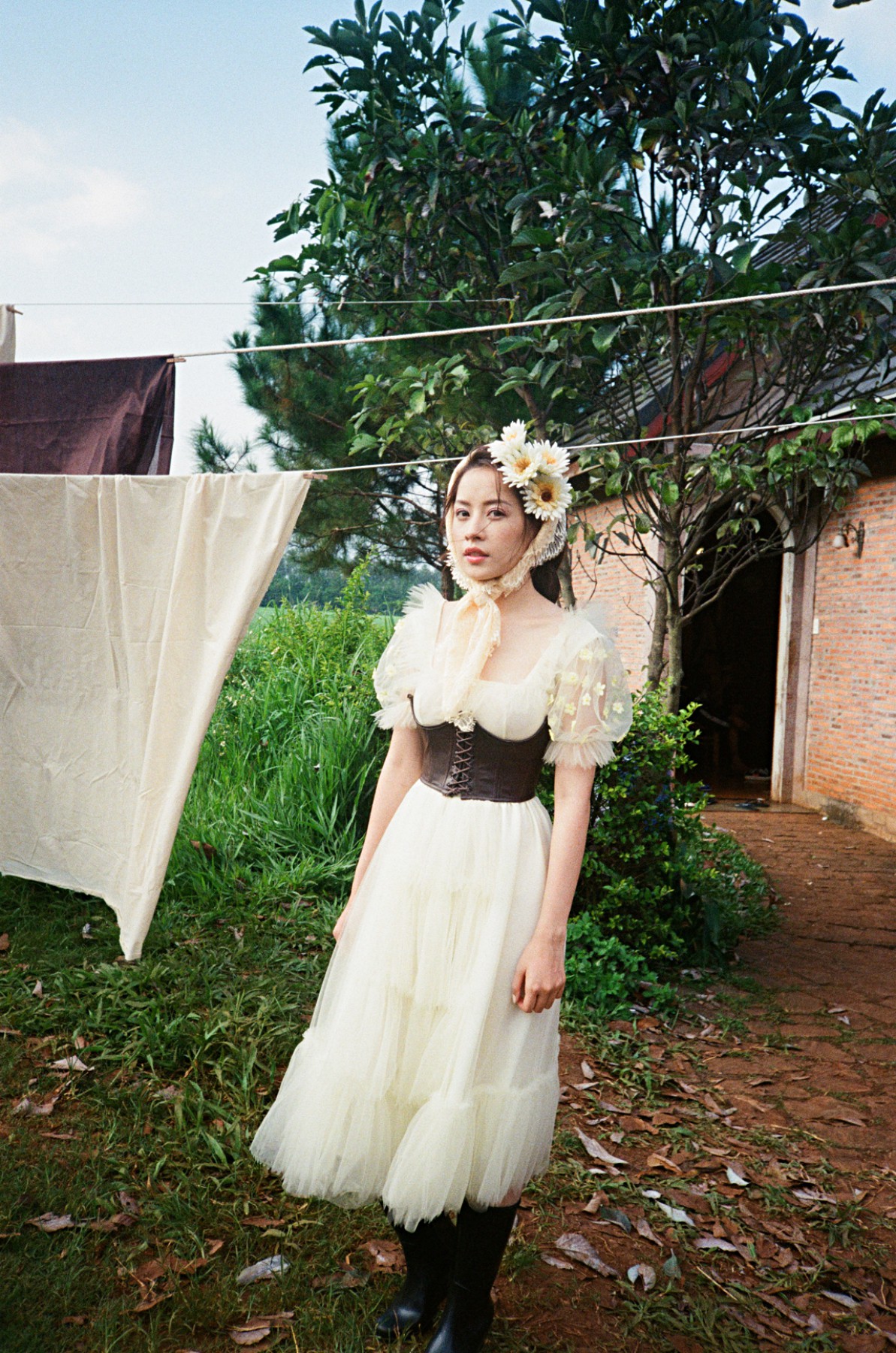 Corset mặc ngoài váy là cách nhiều người thường phối đồ.