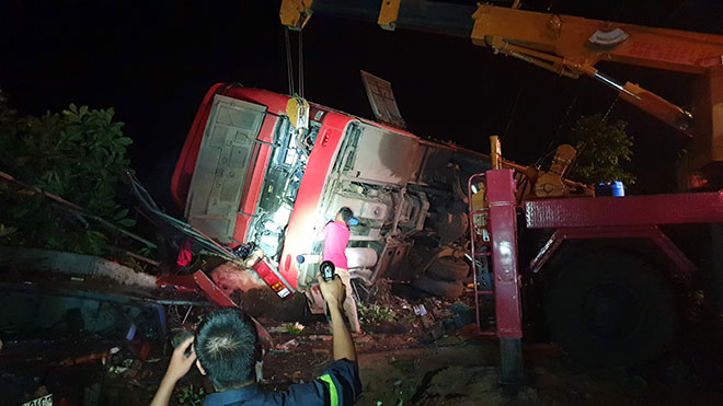 Hiện trường vụ tai nạn giao thông khiến 13 người thương vong.