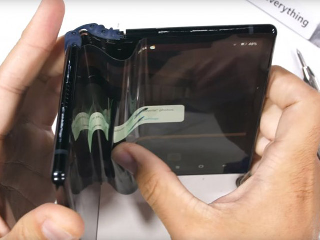 Thời trang Hi-tech - Màn tra tấn điện thoại gập lại đầu tiên có khiến mọi người hài lòng?