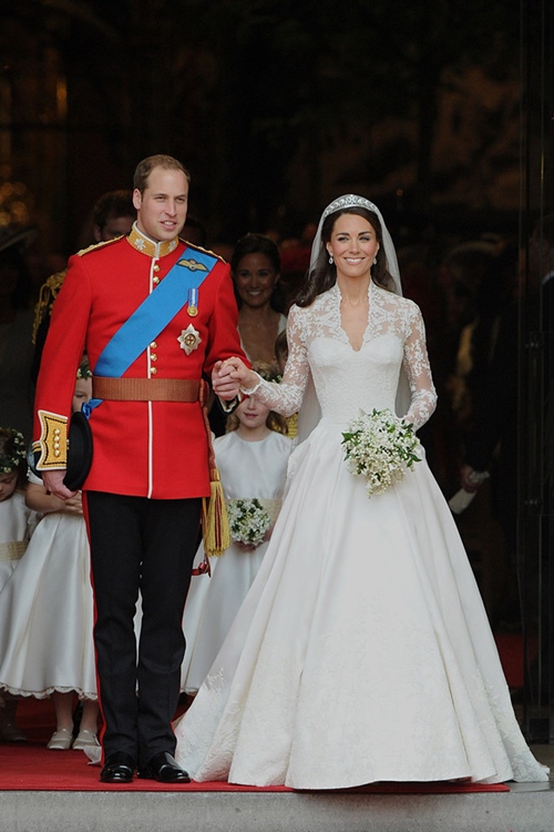 Váy cưới của hai nàng dâu hoàng gia Meghan Markle và Kate Middleton đều không hề cầu kỳ dù tới từ thương hiệu lớn