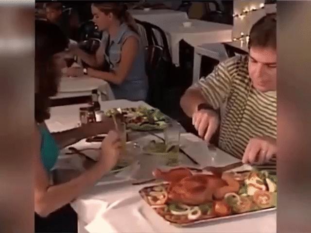 Video Clip Cười - Đi ăn nhà hàng còn bị dọa cho "thót tim"